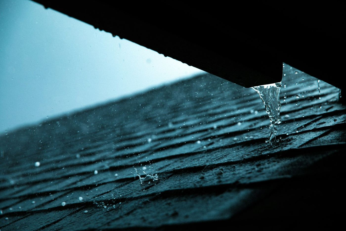 屋根と雨